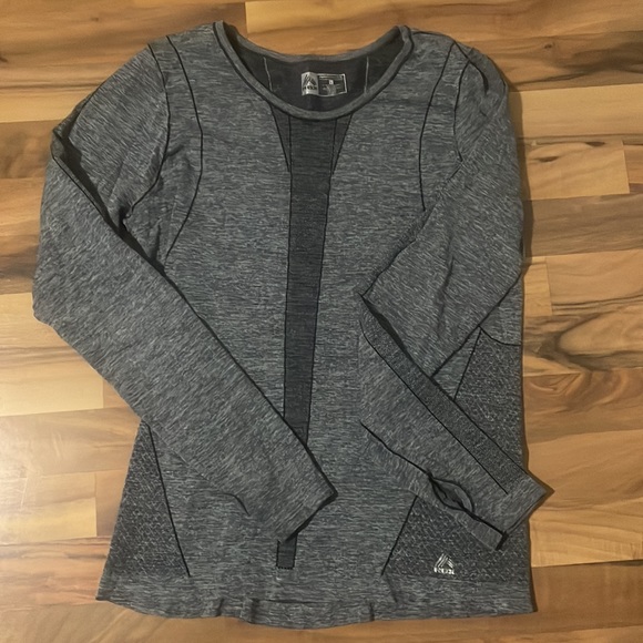 Reebok!Great workout shirt - Picture 2 of 5